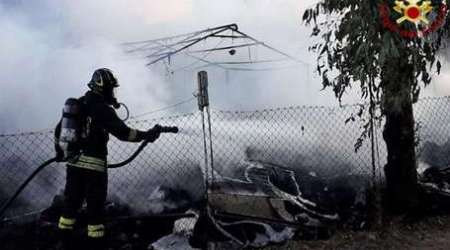 Incendio di sterpi, in fiamme un’area adibita a deposito Vigili del Fuoco a lavoro diverse ore per spegnere il rogo