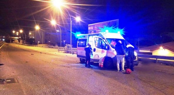 Terribile incidente stradale a Reggio Calabria, morta una donna Un motociclista ad alta velocità ha travolto una coppia che attraversava la strada 