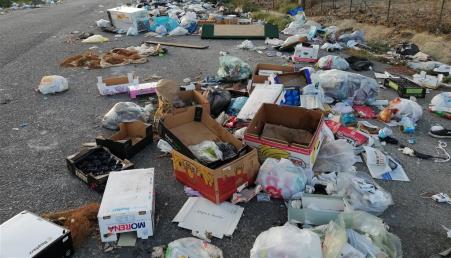 San Gregprio (RC), smaltimento illegale dei rifiuti mediante abbruciamento Le fiumare sono colme, si è passati addirittura allo smaltimento dei rifiuti sulla strade cittadine