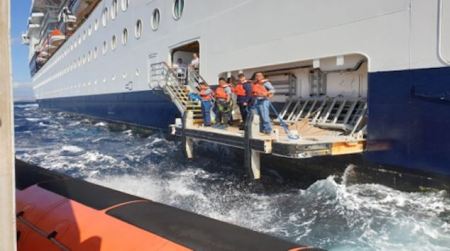 Imbarcazione affonda in mare, tratte in salvo quattro persone Gli occupanti sono riusciti a lanciare l'allarme via radio prima di abbandonare velocemente l'unità