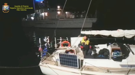 Intercettata una barca a vela carica di migranti diretta verso le coste calabresi La Guardia di Finanza arresta due sospetti scafisti di nazionalità russa