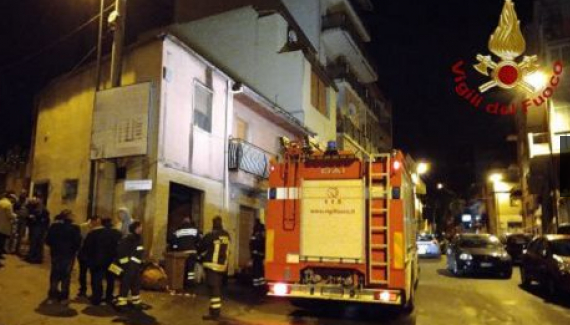 Reggio, esplosione nella notte: feriti 5 vigili del fuoco e 6 poliziotti L'incendio è stato causato da un corto circuito in un'attività commerciale