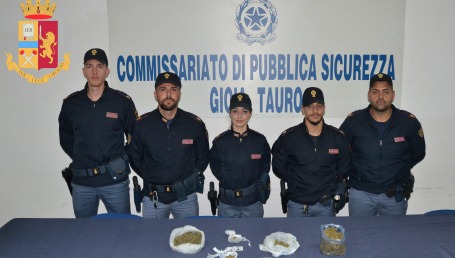 Gioia Tauro, arrestati 3 persone perchè trovati in possesso di cannabis pronta per lo spaccio Un risultato significativo per la lotta contro il fenomeno delle sostanze stupefacenti, raggiunto dagli agenti della Polizia