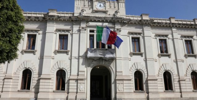 Reggio Calabria, elezioni Consiglio Comunale Ragazzi Saranno eletti 51 ragazzi che per un anno, ricopriranno il ruolo di consiglieri presso l’aula di Palazzo San Giorgio, offrendo il loro contributo propositivo per la crescita della città.