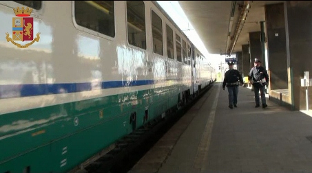 Nove  turisti sorpresi ad attraversare i binari sulla tratta ferroviaria Locri- Brancaleone- Roccella Jonica : sanzionati dalla Polizia di Stato