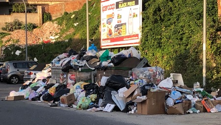 Rosarno, la spazzatura raggiunge i piani superiori! I consiglieri comunali leghisti denunciano la triste situazione della città invasa dai rifiuti