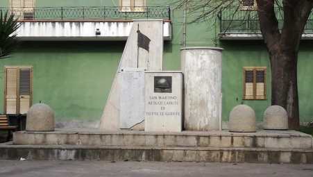 Taurianova, anche a San Martino i monumenti sono ai (de)caduti Storia di ordinaria inciviltà con una “spruzzatina di urina” per non farci mancare nulla