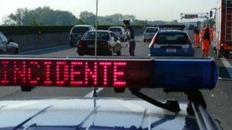 SS 106 Jonica chiusa al traffico per un incidente stradale, cinque feriti L'incidente si è verificato a Melito Porto Salvo
