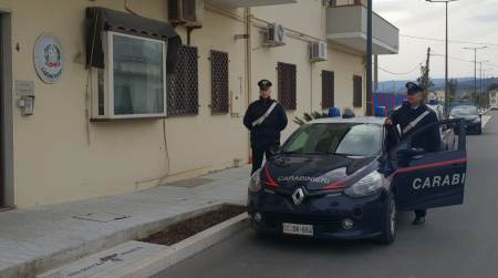 Sferra tre fendenti con un grosso coltello al titolare di un bar in Calabria Si tratta di un uomo di origini albanese arrestato dai carabinieri