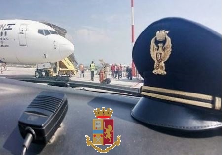Aeroporto di Lamezia Terme : la Polizia di Frontiera denuncia un  Funzionario della Sacal  per  il reato di falsità ideologica