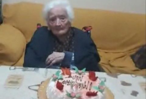 Franconeri Maria compie 100 anni. Gli  auguri  dei suoi  nipoti La nonnina vive a Cittanova accudita dalle sue due figlie 