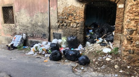 Taurianova, un’altra “porcilaia” di rifiuti causata dai “Lordazzi” al centro della città In Via dei Giardini a pochi passi dalla Villa Comunale c'è una discarica non solo pericolosa per l'ambiente, ma anche per la salute dei cittadini