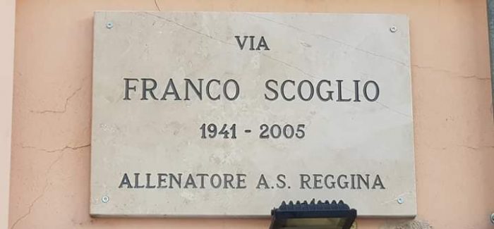 Intitolata una via alla memoria di Franco Scoglio Il “Professore” segnò un’epoca, lasciando impronte indelebili nei club che lo ebbero come allenatore. 