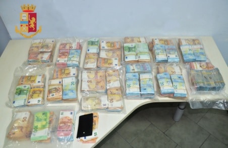 Palmi, sequestro ingente di denaro di oltre 600 mila euro Denunciate due persone per possesso ingiustificato di denaro e ingiusta detenzione di armi