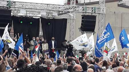 Matteo Salvini (contestato) a Taurianova per festeggiare Roy Biasi Il leader della Lega parla per quasi mezz’ora, partecipando alla “Festa di ringraziamento” del neo sindaco eletto con il 57,5% dei consensi elettorali al ballottaggio e, contestazioni in piazza non autorizzati dalla Polizia