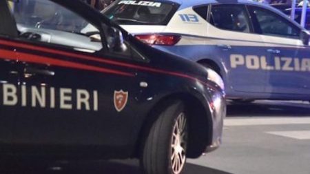 Assembramento nel bar in Calabria, carabinieri multano poliziotti I militari hanno anche chiuso il locale dove i poliziotti consumavano all’interno, non indossando mascherine né rispettavano le distanze di sicurezza