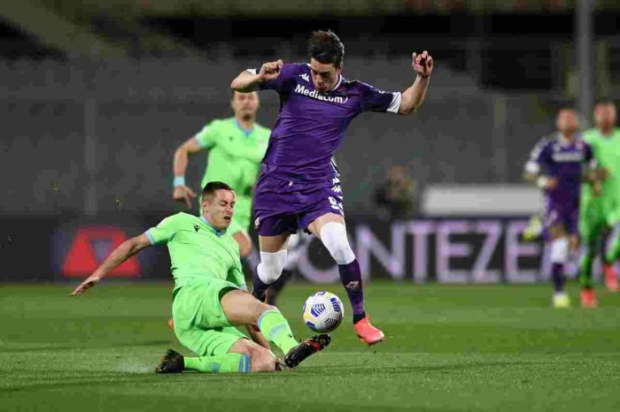 Vlahovic trascina la Fiorentina, battuta la Lazio 2-0