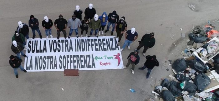 Gioia Tauro respira: contro l’indifferenza scatta la protesta , in strada con maschere antigas e striscioni