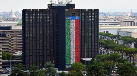 Poste Italiane, un tricolore di 60 metri per tifare azzurri Migliaia di sorrisi di donne e uomini per la prima volta insieme, in un unico tricolore, per tifare la Nazionale di calcio in vista dei Campionati Europei