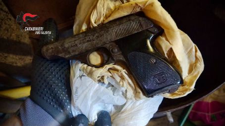Arrestato un uomo nel Vibonese per possesso arma da fuoco In particolare, in un deposito per attrezzi agricoli, nascosta in un barile di acciaio adattato a contenitore per mangime, l’arma è stata trovata avvolta in un panno, perfettamente lubrificata e pronta all'uso