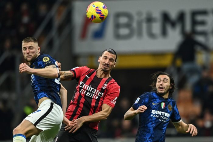 Calhanoglu su rigore e autogol De Vrij, Milan-Inter 1-1