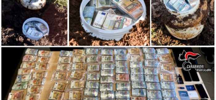 Nascosti sotto terra quasi 478 mila euro, denunciati due soggetti Il denaro è stato sequestrato dai carabinieri e tale attività rientra nelle operazioni di contrasto dei patrimoni 