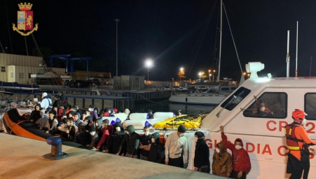 602 migranti sbarcati a Roccella Jonica in tre distinti eventi Arrestati 2 egiziani già destinatari di provvedimento di espulsione e fermati altri 3 presunti scafisti    
