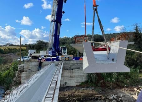 Realizzazione del “Ponte di Drosi” Si stanno posizionando le travi del ponte alla presenza dei tecnici della Città Metropolitana