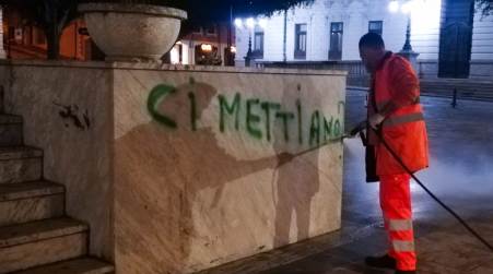 Imbrattata dai vandali la statua in piazza Italia e distrutta una copertura dell’Ipogeo Immediato l'intervento di ripristino e messa in sicurezza degli spazi