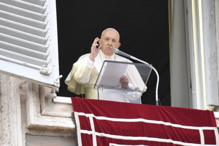 Papa “davanti a chi emigra non possiamo girarci dall’altra parte”