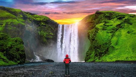 Viaggio in Islanda: alla ricerca della forza della natura Perché l'Islanda è così affascinante? Le ragioni sono davvero tante, ma certamente il fatto che questa terra sia un concentrato di forza e potenza è un buon punto a suo favore