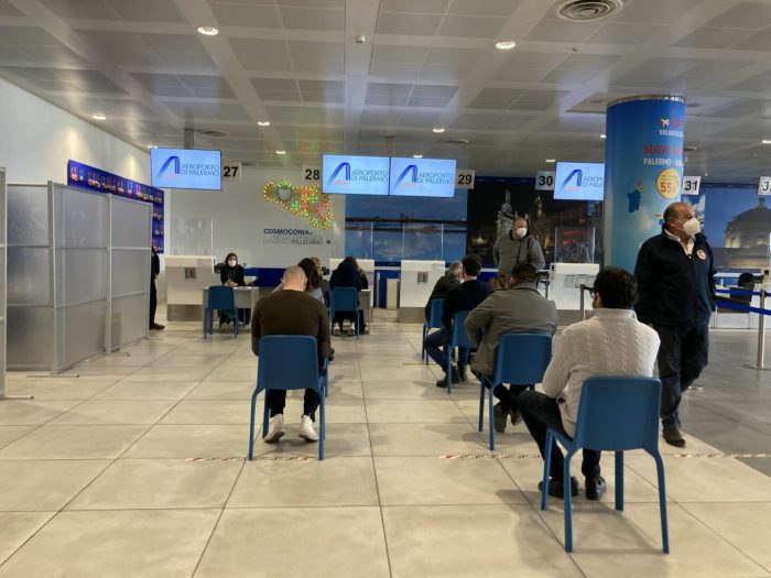 Aeroporto di Palermo, vaccini contro il Covid per i profughi ucraini
