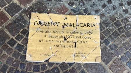 La targa originale in memoria di Giuseppe Malacaria tornerà al suo posto Lo scorso 5 marzo, nella notte, era infatti stata oggetto di atti vandalici, gettata a terra e distrutta