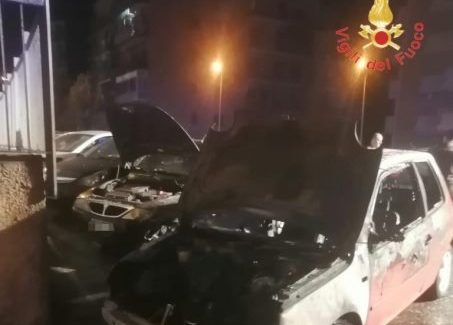 Quattro auto incendiate nella notte, tanta paura tra i residenti Sul posto sono intervenuti i Vigili del fuoco evitando che si propagasse ad altre vetture parcheggiate nelle vicinanze