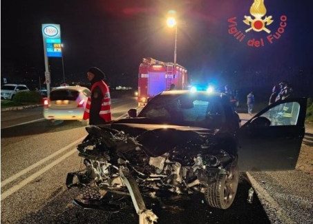 Incidente stradale in Calabria con due vettore coinvolte e tre le persone ferite Sul posto sono intervenuti i Vigili del Fuoco e i Carabinieri