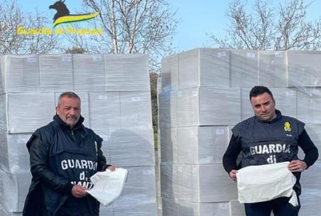 Business di sacchetti di plastica non a norma, sequestrati 3.3 milioni di pezzi in Calabria Oltre a sanzioni per 100 mila euro