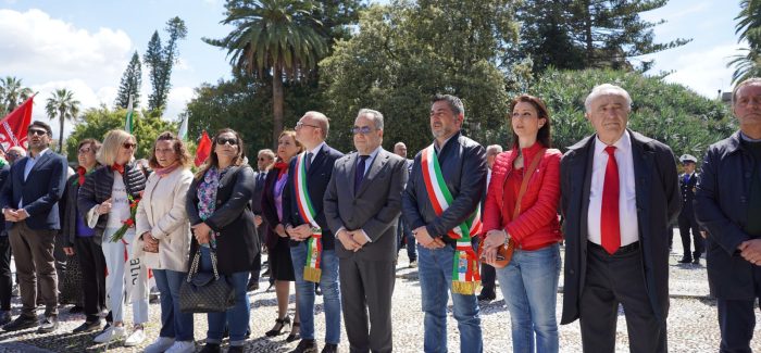 Reggio Calabria celebra il suo 25 aprile alla Villa Comunale L'omaggio delle istituzioni e della comunità cittadina alla Stele del Partigiano