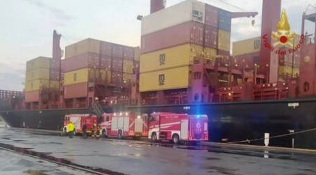 Incendio su portacontainer in porto Gioia Tauro, nessun ferito Non è stato interessato il materiale infiammabile trasportato