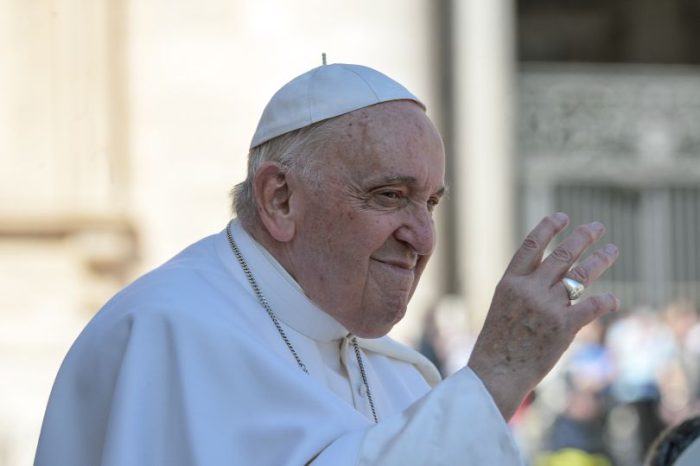 Il Papa chiede agli artisti di non dimenticare i poveri