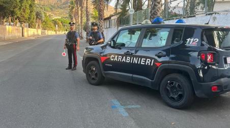 Sorpreso dai carabinieri mentre tenta di disfarsi della droga, arrestato un 42enne nel Reggino Dichiarato in stato d’arresto, il quarantenne è stato sottoposto alla misura cautelare degli arresti domiciliari presso la propria abitazione