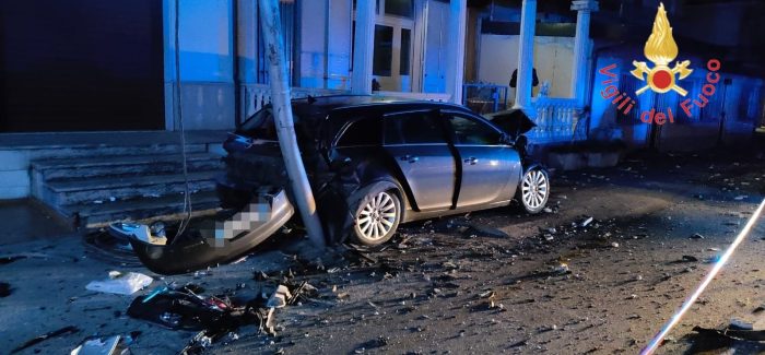 Botricello, una Hyundai i20 sbanda e finisce contro una macchina e un palo della luce Un ferito trasportato in ospedale sul posto i vigili del fuoco 