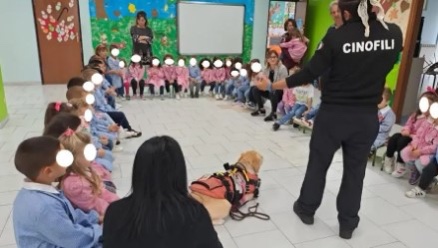 I cani del Reparto Nucleo Cinofili Anpas croce verde Catanzaro vanno ad incontrare i  bambini dell’I.C. Catanzaro Nord Est Manzoni