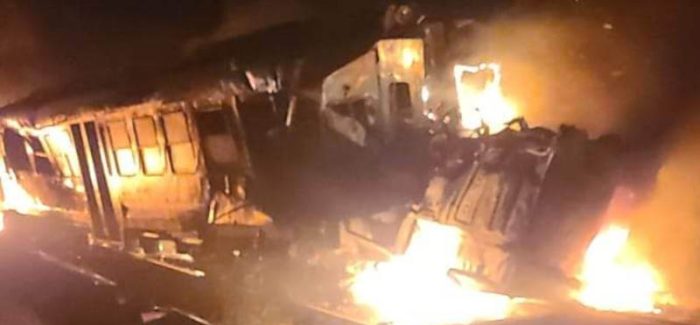 Terribile incidente a Corigliano-Rossano, treno contro camion. Due i morti  Le vittime sarebbero la capotreno e l'autista del camion, tutti illesi sono invece i passeggeri
