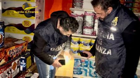 Oltre una tonnellata di fuochi d’artificio sequestrati in Calabria, arrestato il proprietario di un deposito I militari hanno individuato e perquisito un garage di una palazzina di tre piani situata in pieno centro