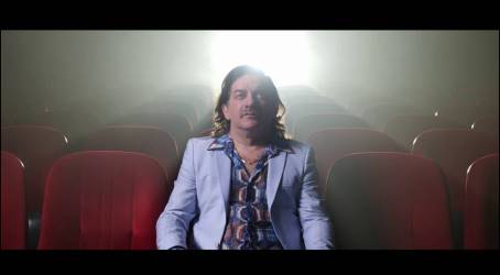 Il nuovo videoclip di Peppe Voltarelli “Au cinema” “Au cinema” è un brano che racconta con poesia e ironia il cinema come bisogno collettivo e spirituale