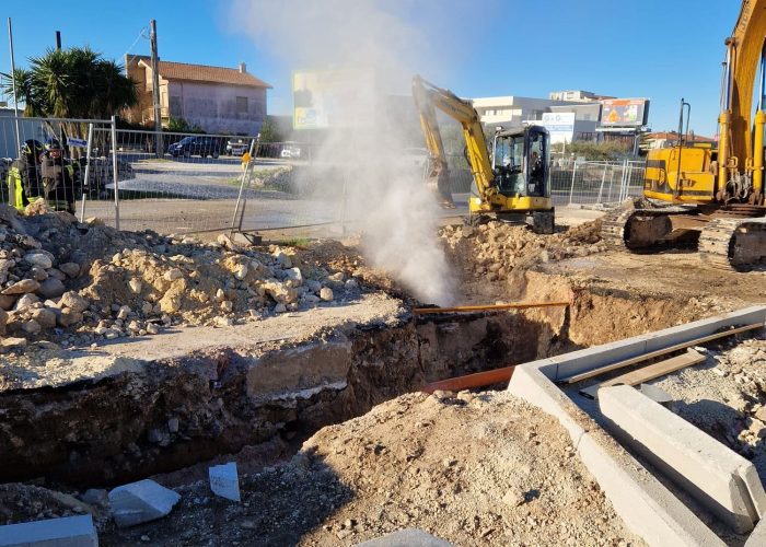 Escavatore buca tubo del gas a Modica, chiuso tratto statale 115