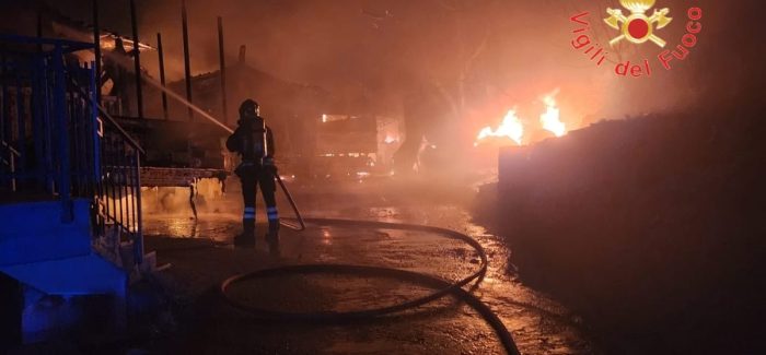 San Benedetto Ullano (CS), in fiamme un deposito di legname Sul posto i vigili del fuoco