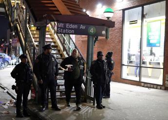 Sparatoria in metropolitana a New York, almeno un morto e 5 feriti