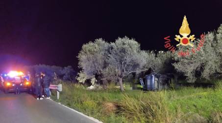 Tragico incidente stradale in Calabria, si ribalta con l’autovettura e muore un calciatore del San Luca. Intervento dei Vigili del fuoco per estrarre il corpo dalle lamiere Sul posto carabinieri per gli adempimenti di competenza