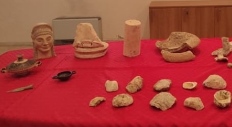 I Carabinieri in Calabria restituiscono 83 beni culturali sequestrati I beni culturali, consistenti in preziosi reperti archeologici, paleontologici e un antico cannone navale del XVII sec. d.C., sono stati recuperati nel corso di due distinte indagini